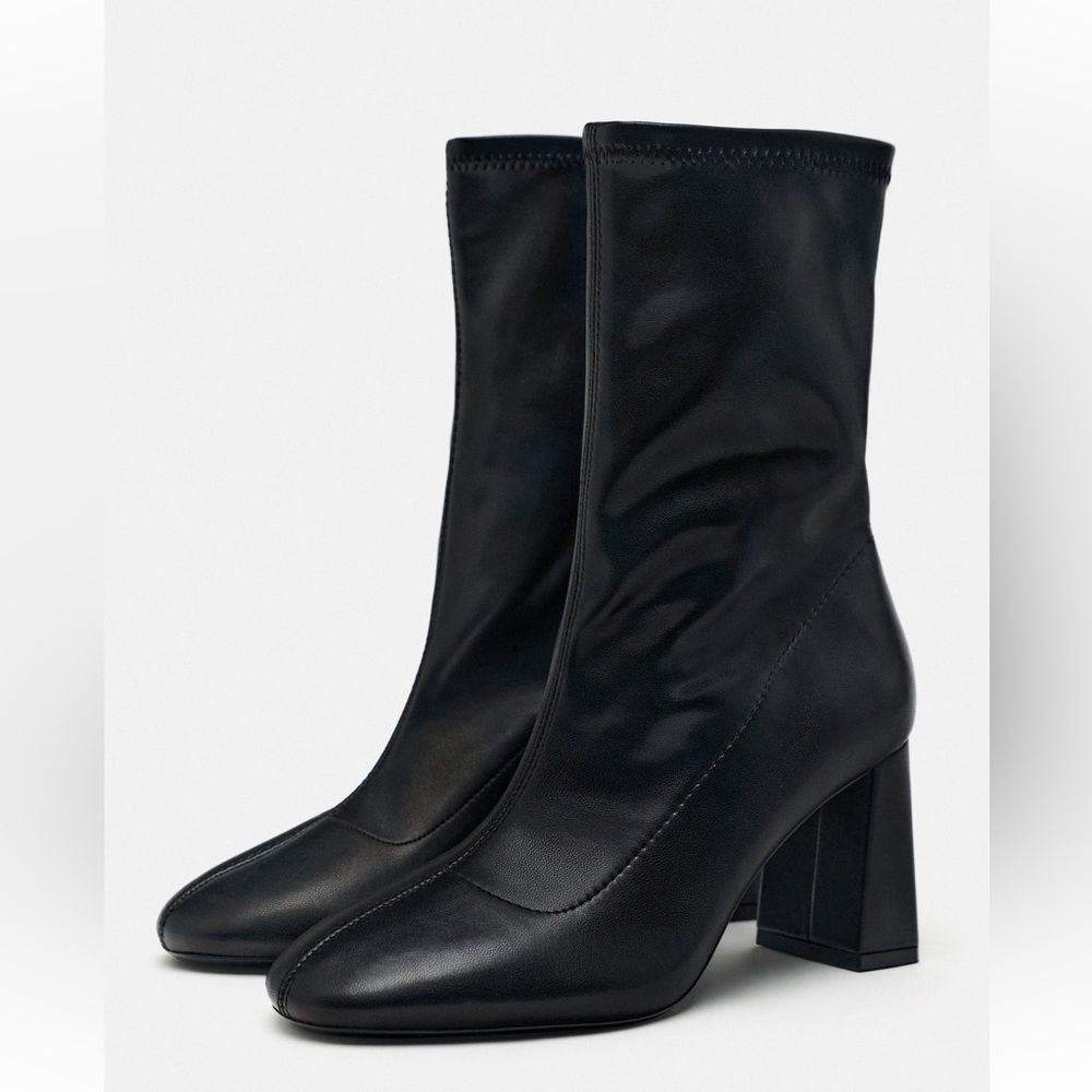 ✨SALE✨ ZARA STRETCH HEELED ANKLE BOOTS
✨SALE✨